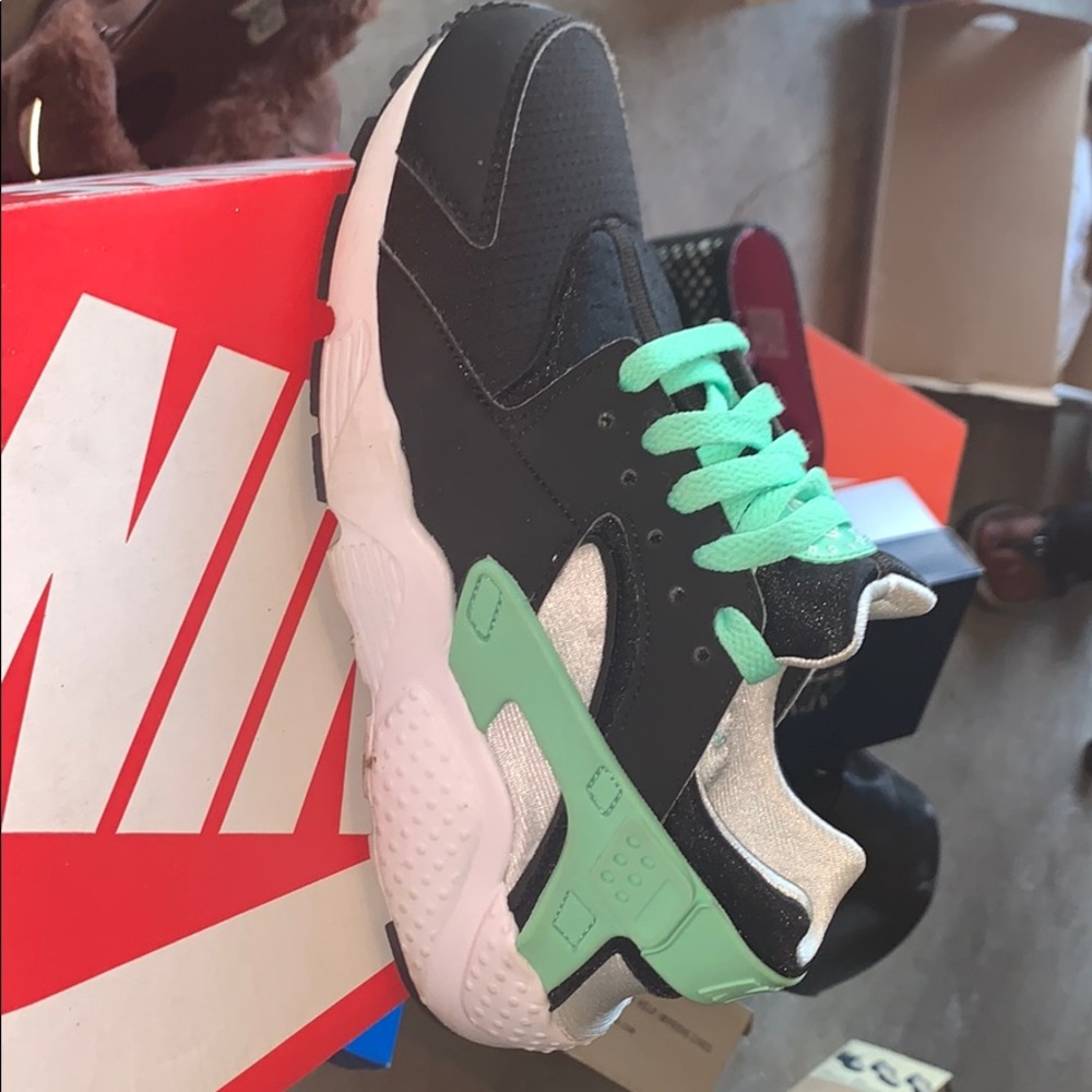 Black and green Nike huarache run (gs) - Picture 2 of 6